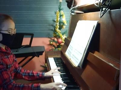 dziewczynka grająca na fortepianie w maseczce