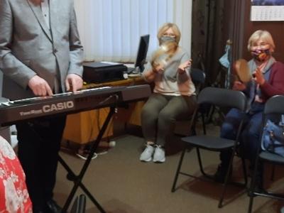 pani grająca na fortepianie, pan grający na na instrumencie Casio