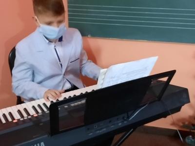 chłopiec grający na instrumencie Yamaha